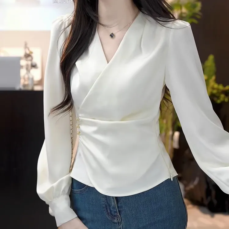 【冰白海屿】2025春款设计感缎面长袖打底衬衫女V领上衣LK2501352