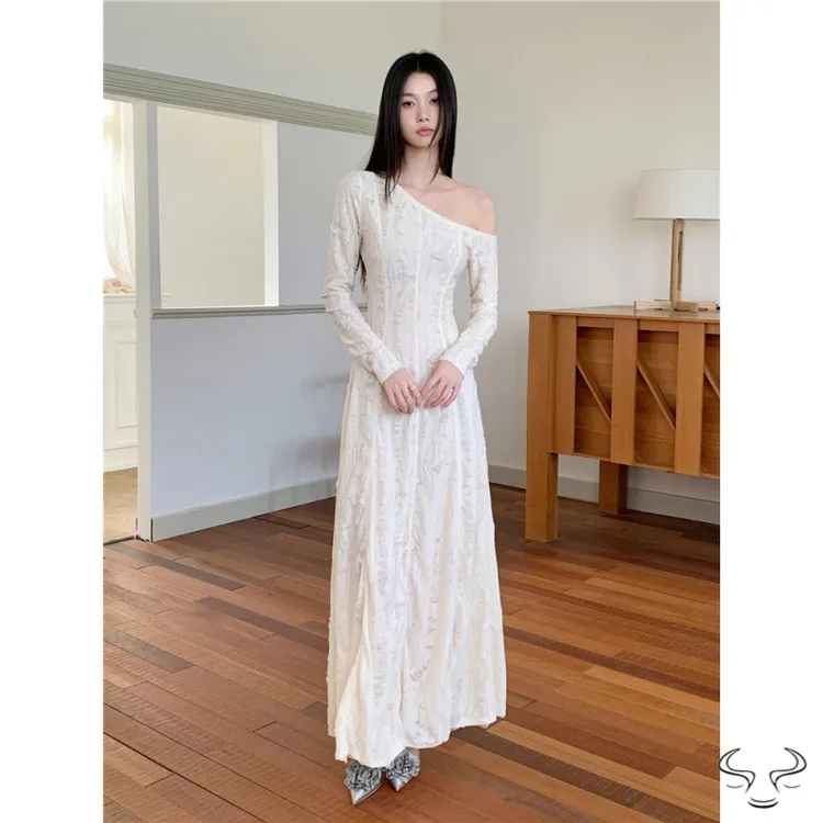 秋季新款不规则破洞高端裙子女斜肩针织连衣裙