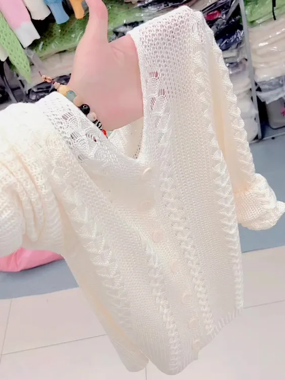 法式新款复古V领镂空白色上衣女2025早秋简约薄款温柔针织打底衫
