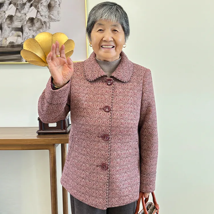 奶奶秋装外套中老年人妈妈洋气开衫上衣女老太太时尚宽松衣服