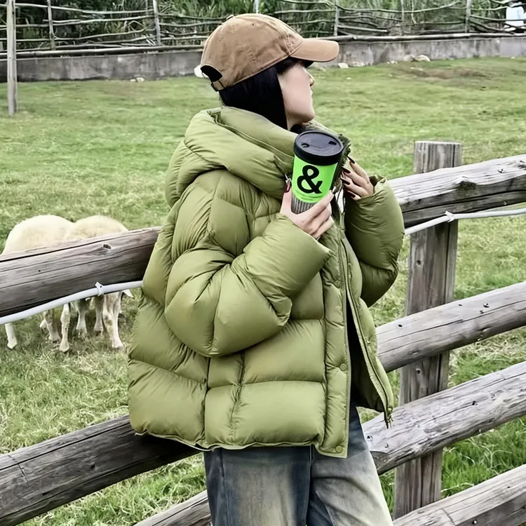 2025时尚百搭绿色泡芙龟背连帽服外套女冬季加厚保暖手塞衣