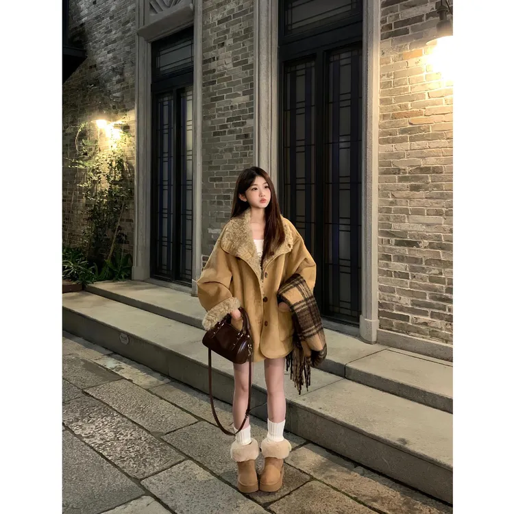 极简风慵懒感仿羊羔毛翻领长袖上衣女2025年冬季新款宽松呢子外套