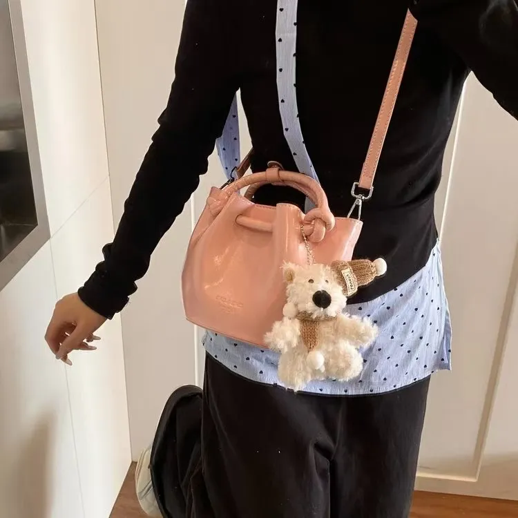 超火手拎小包包女2025新款潮夏季流行斜挎包高级感小众花苞小菜蓝