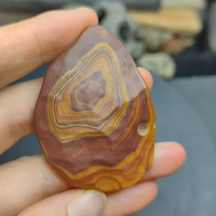 戈壁石郎嘉彩泥石木纹石，把件吊坠。尺寸:6.0*4.3*1.2