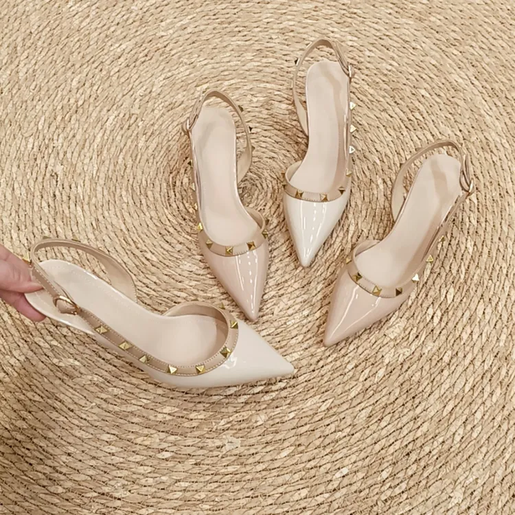 铆钉包头凉鞋女2025春夏季欧若风新款一字带时尚百搭尖头气质单鞋