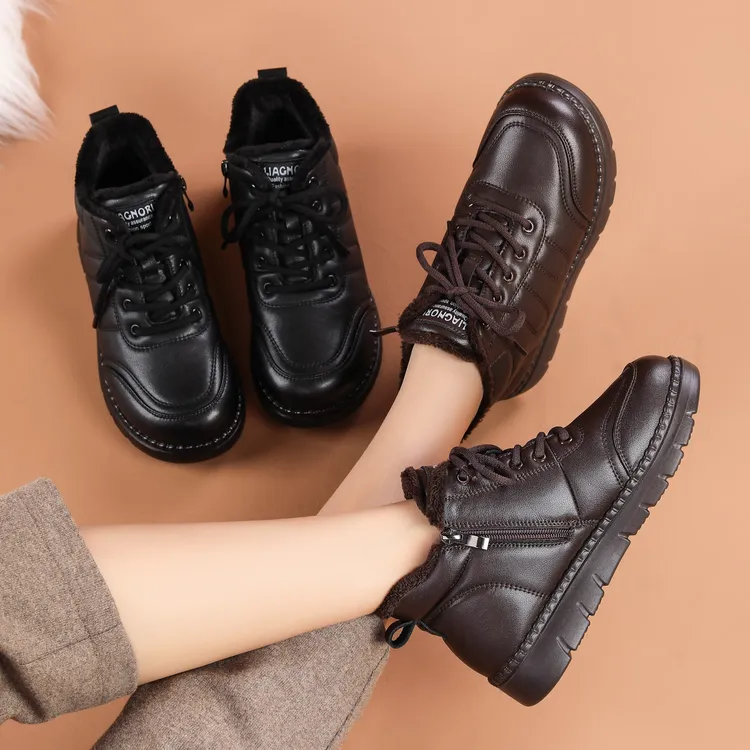 秋冬季舒适软底妈妈鞋加绒短靴防滑保暖棉鞋休闲平底中老年女皮鞋