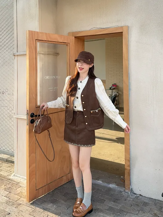 2025秋季新款韩系chic减龄超好看小香风棕色马甲短裙白色衬衫套装