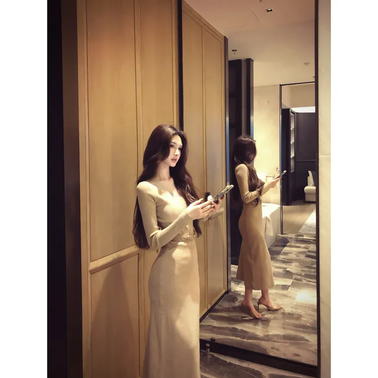 法式v领针织长袖连衣裙女秋季高级感气质性感内搭打底包臀裙01305