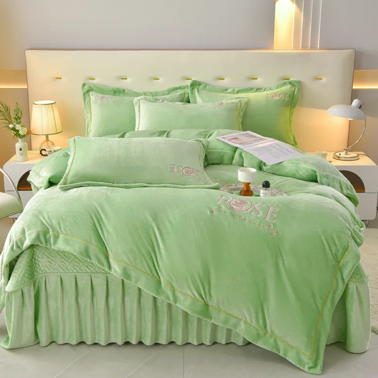 新款纯色绣花牛奶绒床盖款四件套加绒加厚保暖防静电床盖床裙套件