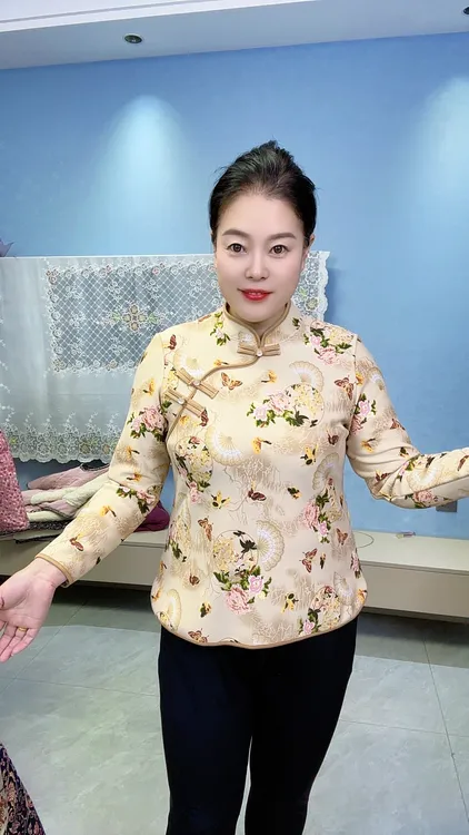妈妈新款秋冬加绒加厚一体碎花盘扣中老年旗袍领洋气打底保暖上衣
