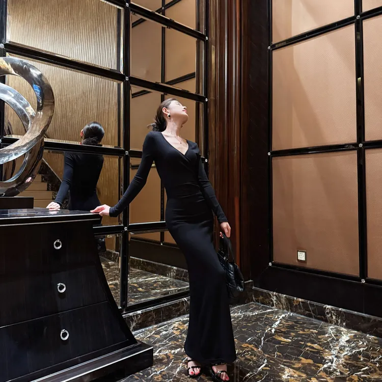 御姐风高级性感深V气质针织连衣裙秋冬新款贵气名媛打底包臀长裙