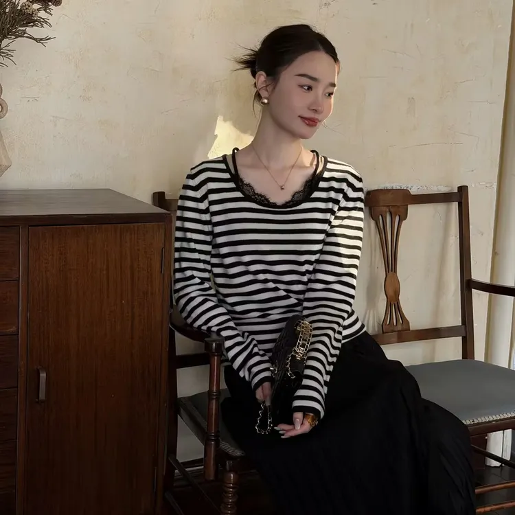 HELA AOMI “温柔心动”绵羊毛100%圆领蕾丝拼接针织衫CY5DC33478