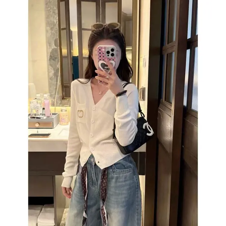 刺绣V领长袖松弛感针织开衫女春秋新款时尚法式小香风气质上衣