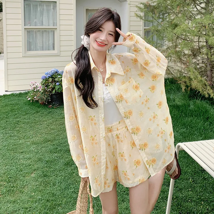 2025夏季新款韩系休闲防晒衬衫短裤套装女慵懒风黄色印花减龄套装