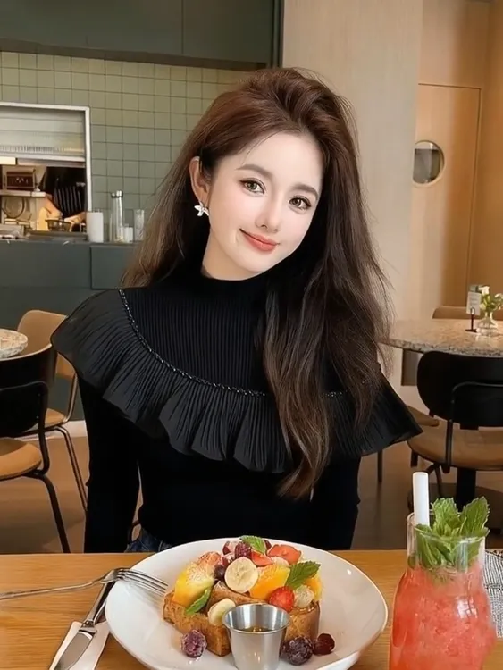 小众不撞款黑色荷叶边针织衫女2025冬季新款韩系气质修身显瘦毛衣