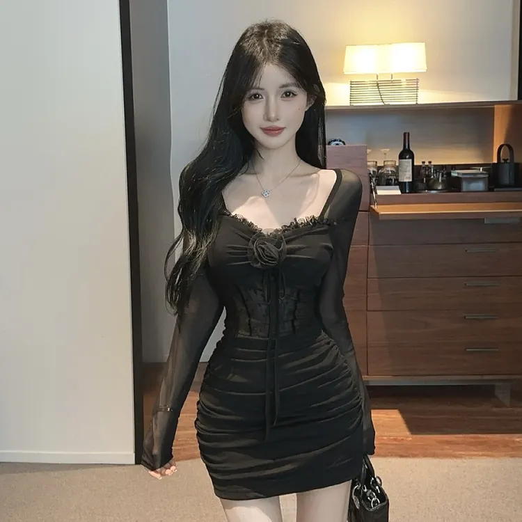 辣妹性感网纱拼接低胸修身长袖连衣裙女气质显瘦挂脖包臀打底短裙