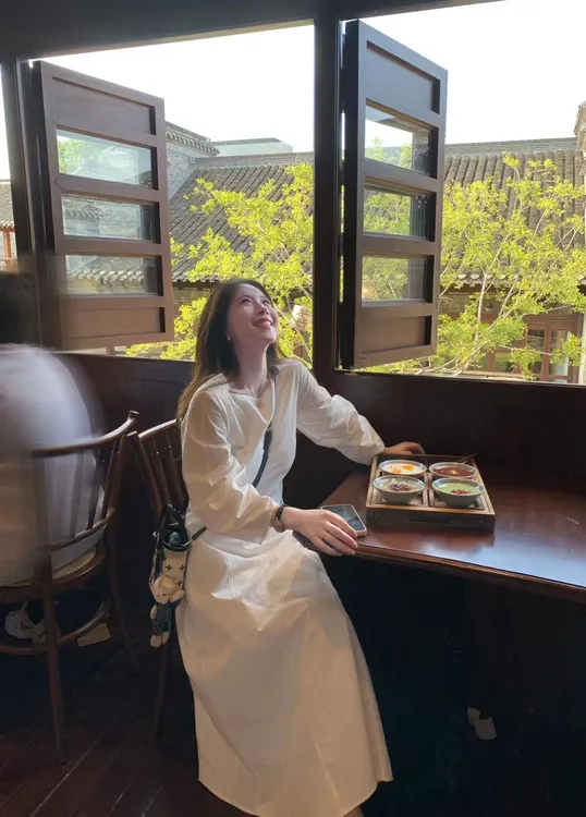 2025秋季新款简约风气质宽松长袖连衣裙韩版小众通勤长款方领裙子