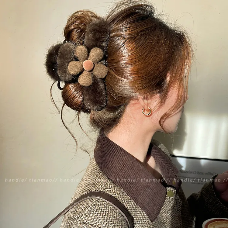 毛绒花朵蝴蝶结抓夹女2025新款高级感后脑勺盘发夹鲨鱼夹大号发饰