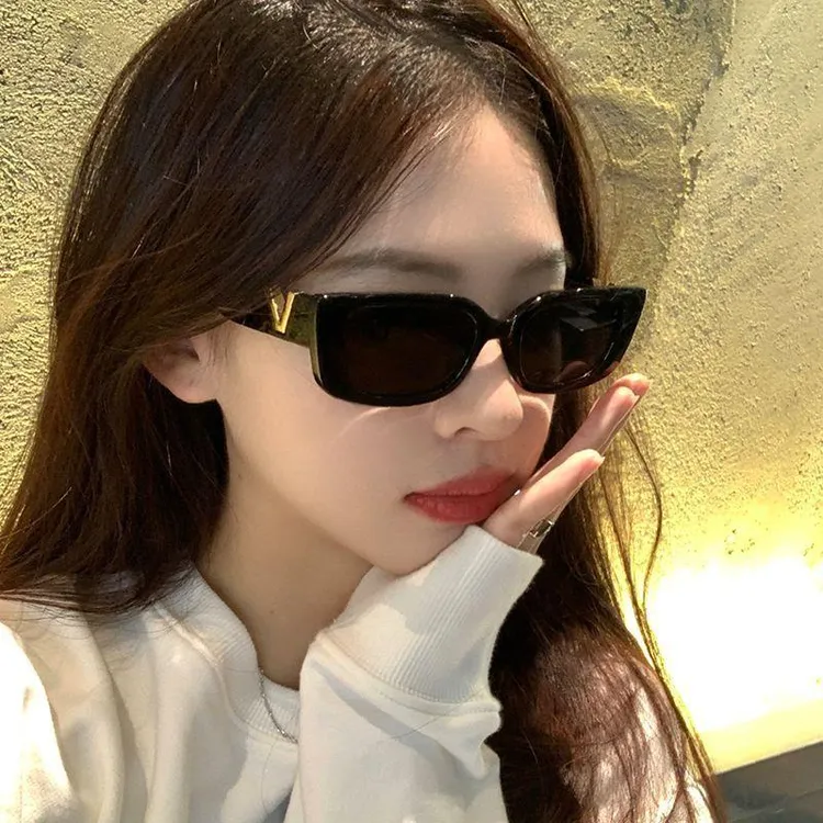 2025新款欧美复古窄框墨镜女潮街拍显脸小时尚V字太阳镜防紫外线