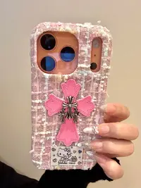 少女粉绒布打电话猫咪电镀十字架适用iphone17promax苹果16手机壳