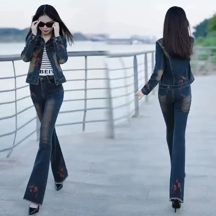 早秋新款刺绣花朵脚口毛边微喇叭裤牛仔外套复古修身时尚套装