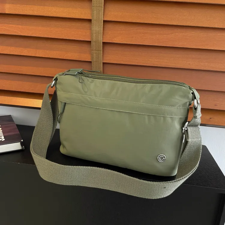 999超大号简约大气款 百搭运动男女户外同款轻便单肩斜挎包