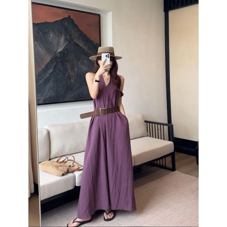 度假风紫色韵味法式挂脖露背V领连衣裙女夏季2025新款收腰裙子