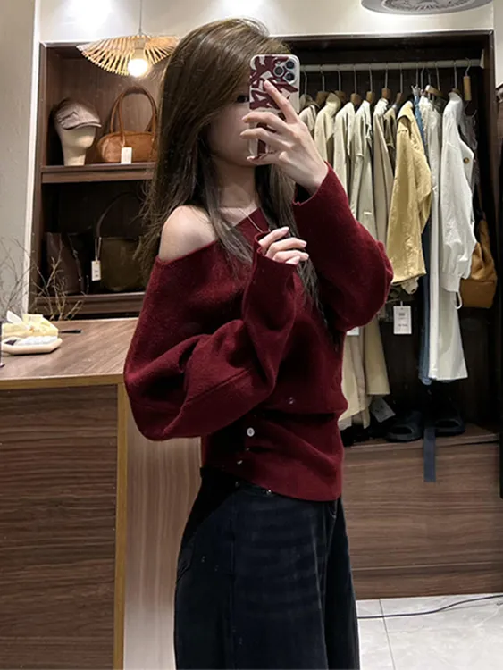 美式复古红色斜肩针织毛衣女秋季2025新款气质内搭露肩打底衫上衣