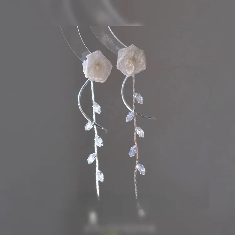铜合金锆石耳饰 【白玫瑰】森系原耳环轻奢银色甜美风植物花卉耳饰