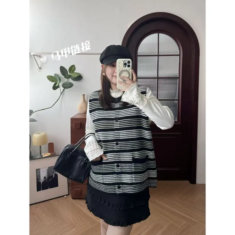 晶咕佳佳【暖心秋日】纹理感圆领纽扣针织马甲显瘦时尚百搭宽松条纹