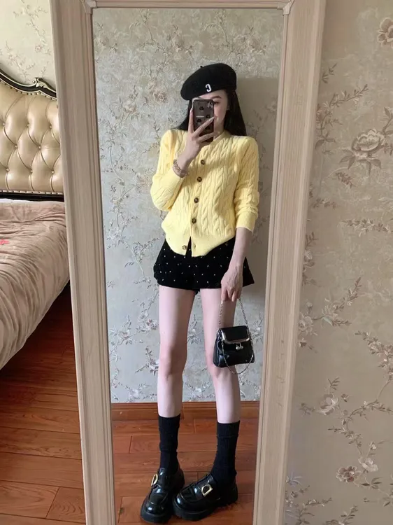 2025秋季新款韩系气质高级感黄色针织毛衣外套烫钻丝绒短裤两件套