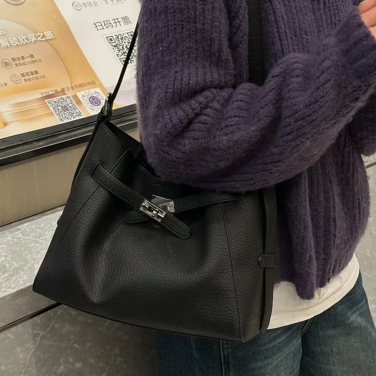 秋冬新款荔枝纹简约风单肩托特包真皮大容量百搭通勤女士水桶包