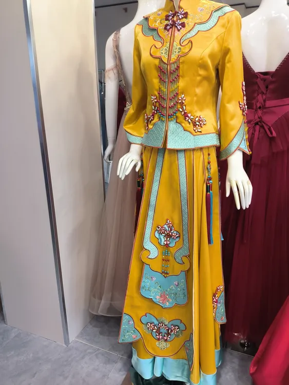 金黄色重工富贵大气秀禾服