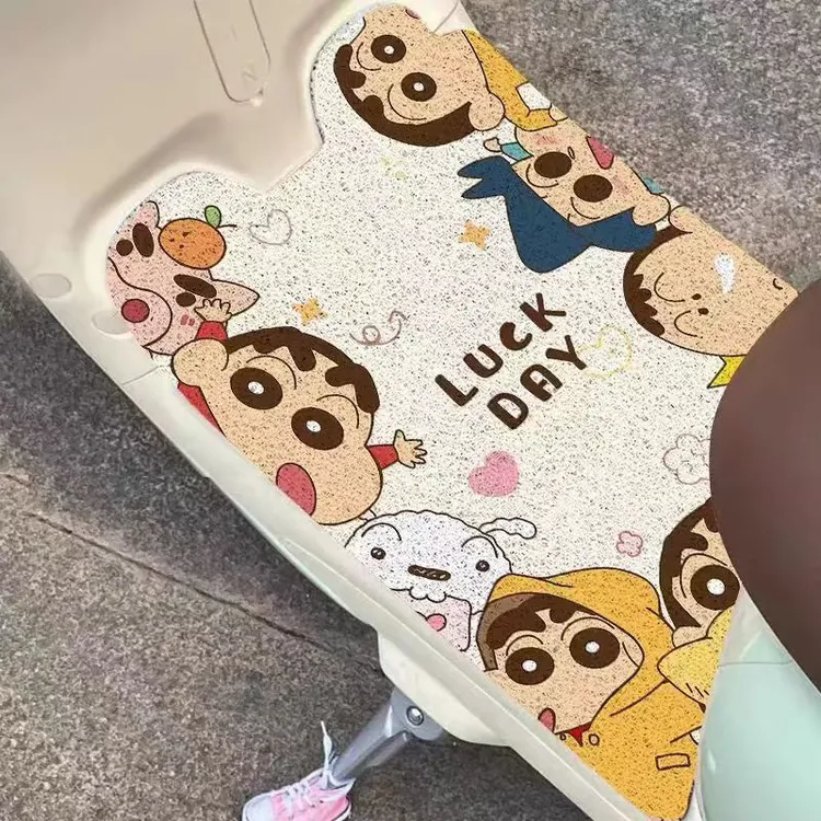 卡通蜡笔小新电动车脚垫防雨脚踏垫多车型通用丝圈除尘自行剪裁垫