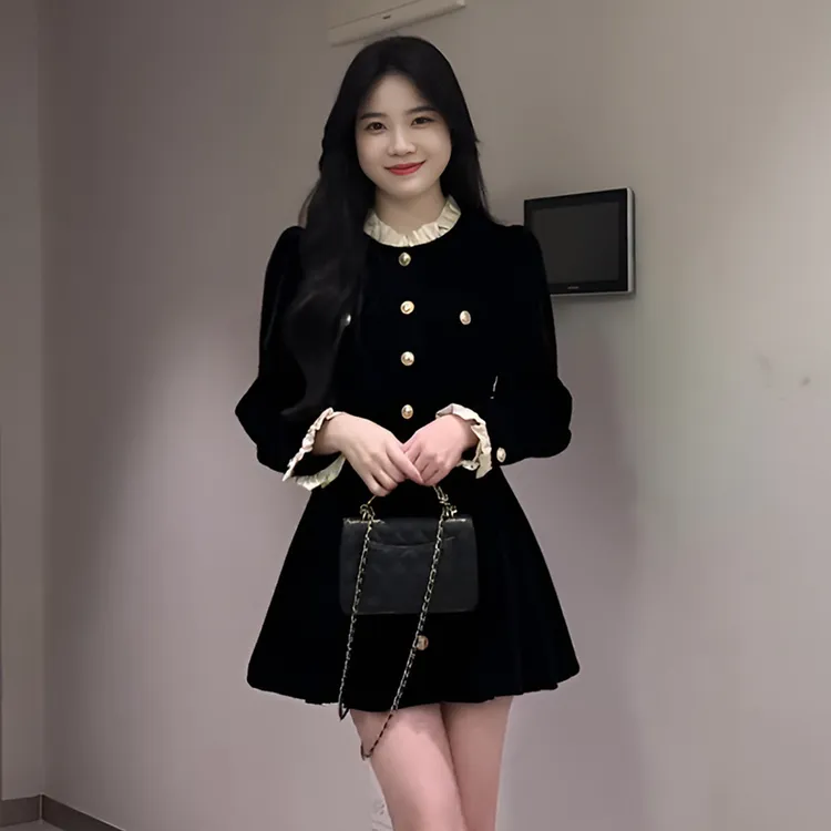 小香赫本风黑色丝绒连衣裙女2025新款秋季高级感收腰显瘦小黑裙子
