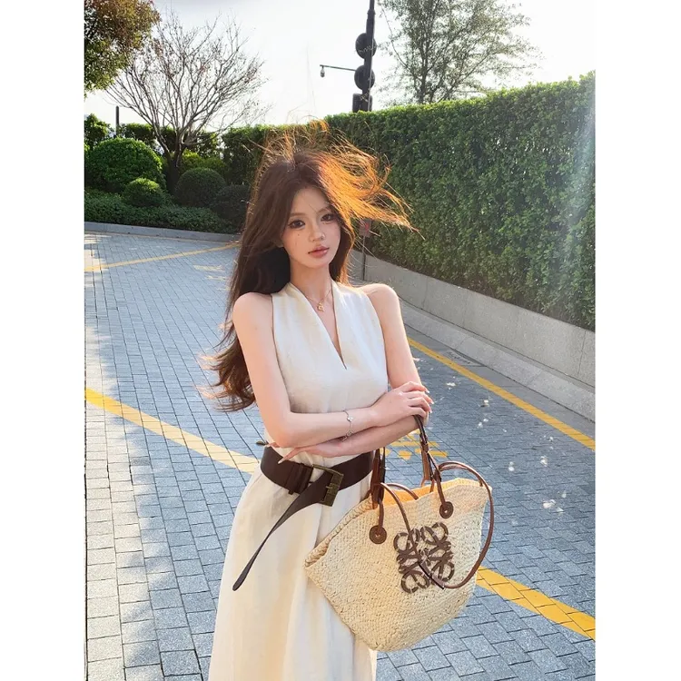 爆款白色纯欲风设计感挂脖连衣裙女装夏季别致修身显瘦A字裙长裙