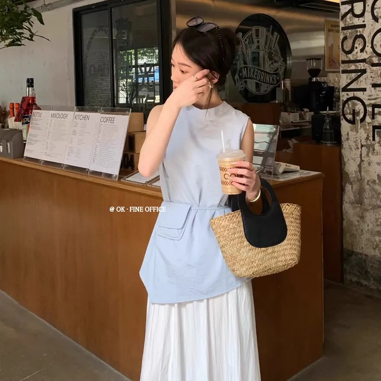 2025夏季韩系纯色无袖显瘦圆领衬衫女配腰包减龄设计感背心上衣潮