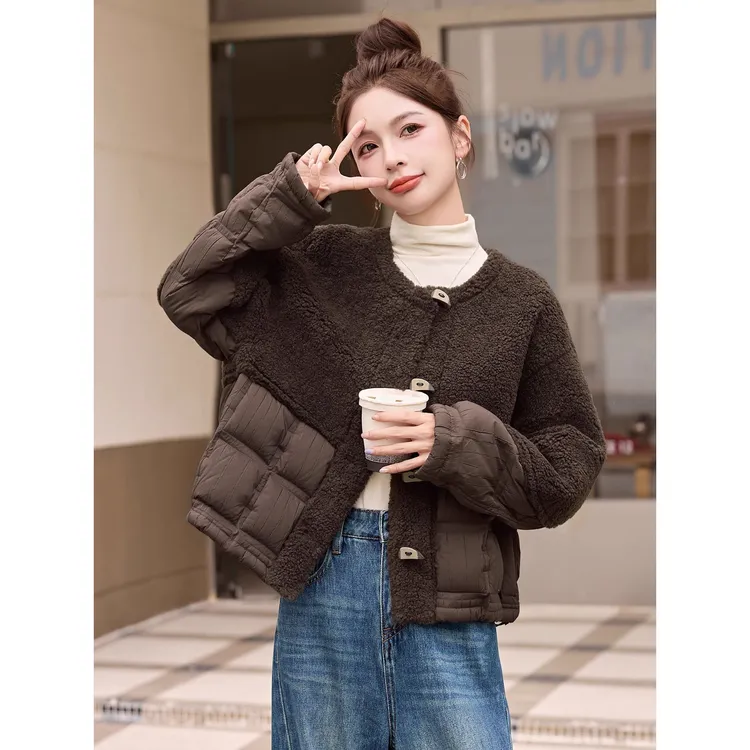 羽绒服女冬季2025新款小个子宽松洋气复古羊羔毛拼接白鸭绒短外套