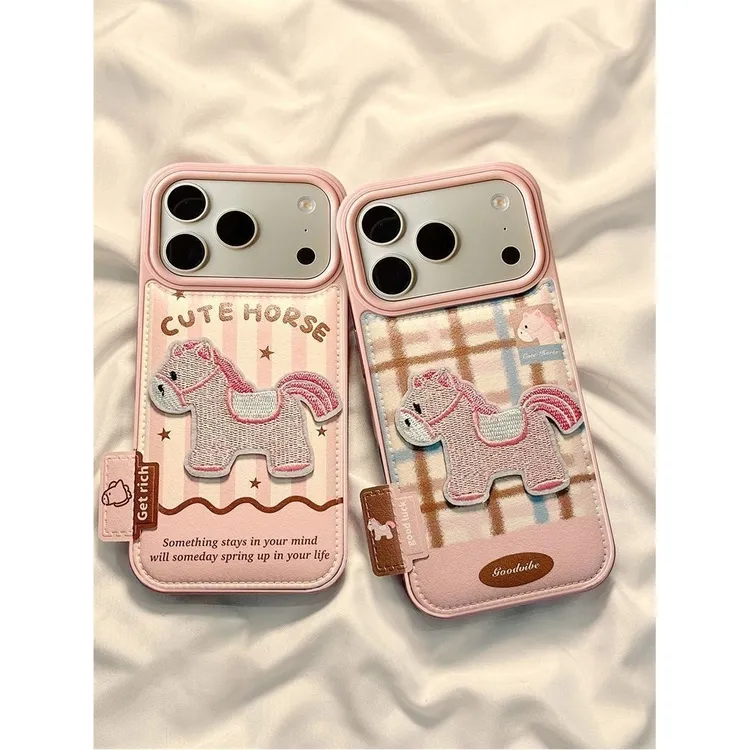 粉棕拼接刺绣小马适用于iphone17Promax手机壳苹果16卡通15/14/13