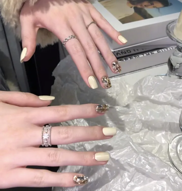 【凝乳闪钻】纯手工穿戴甲爆闪香槟钻奶白气质显白短款美甲片可拆卸