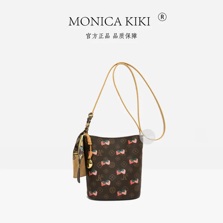 MONICA KIKI/莫妮卡奇奇经典复古草莓印花单肩斜挎水桶包包1920