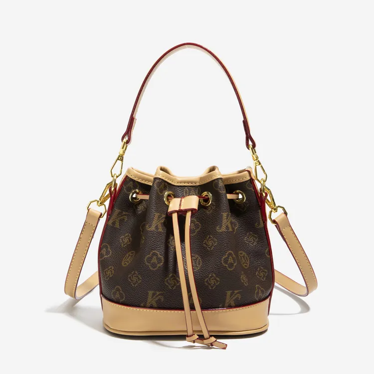 大容量水桶包单肩包字母手拎包斜挎水桶抽绳款