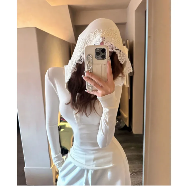 婉君【欲感蕾丝】蕾丝拼接连帽针织衫秋季收腰百搭上衣LWJ25C3T2496