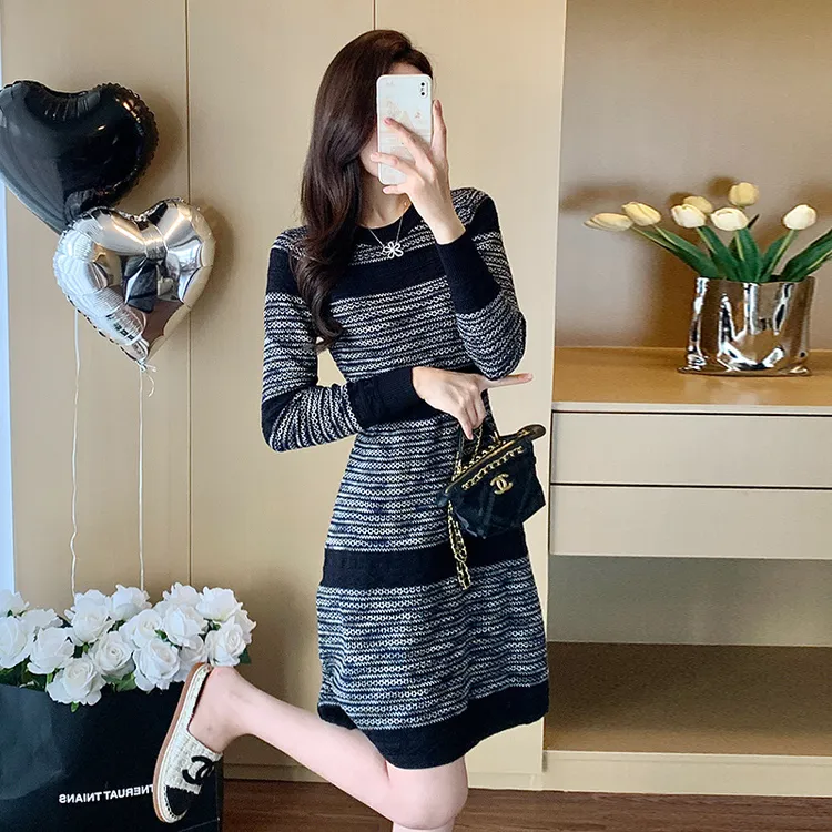 名媛小香风针织连衣裙女春季新款撞色提花长袖高腰A字内搭毛衣裙