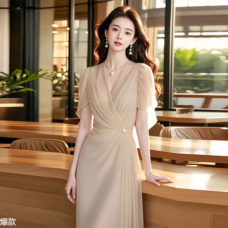 2025夏季气质显瘦设计感高端法式V领优雅收腰雪纺杏色连衣裙女