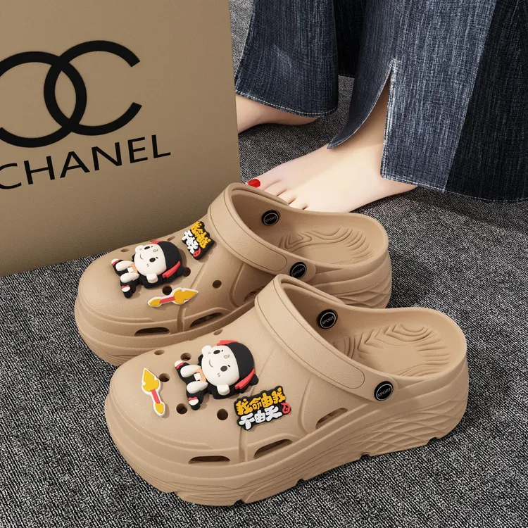 踩屎感洞洞鞋女夏季新款哪吒卡通配饰外穿海边厚底包头凉拖鞋男士