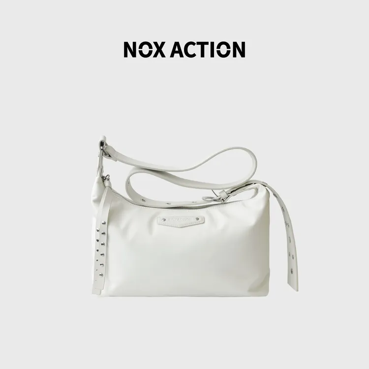 现为 NOX ACTION 枕头系列铆钉包尼龙包单肩斜挎包白色高级简约包