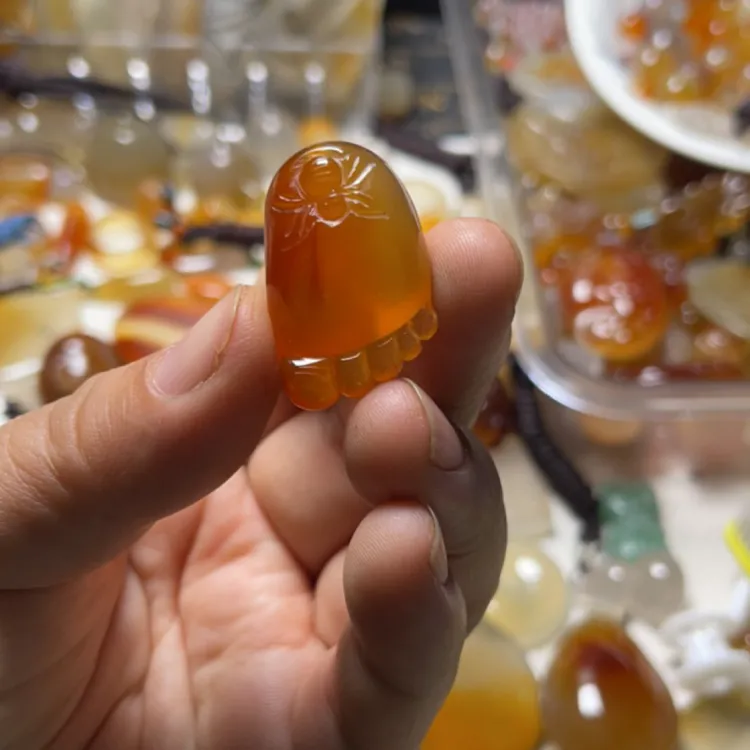 北红玛瑙雕刻吊坠知足常乐