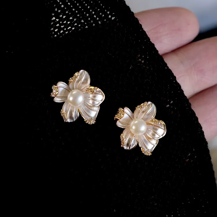 0144 天然淡水珍珠花瓣耳钉 2025新款珐琅彩滴油精致耳饰女