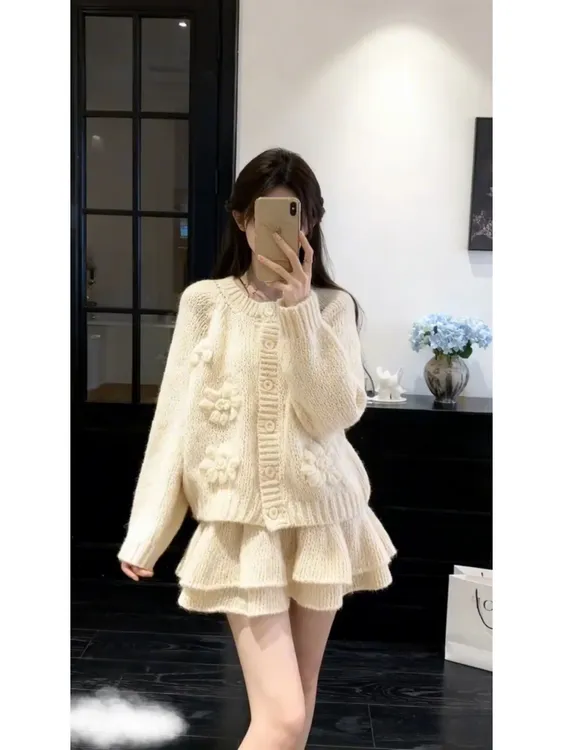 韩系慵懒风气质软糯白色套装2025秋冬新款显瘦花朵针织衫半裙女装